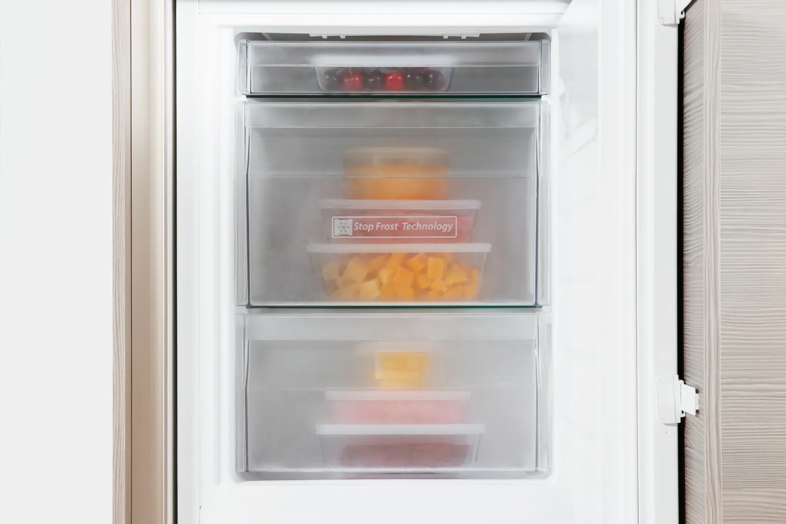 Характеристики - Встраиваемый холодильник Whirlpool SP40 802 EU